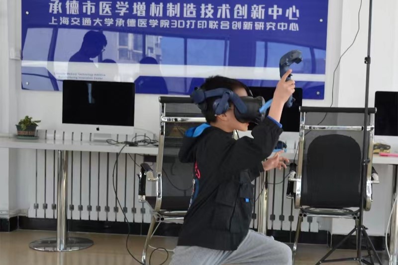 学生体验虚拟现实项目.jpg